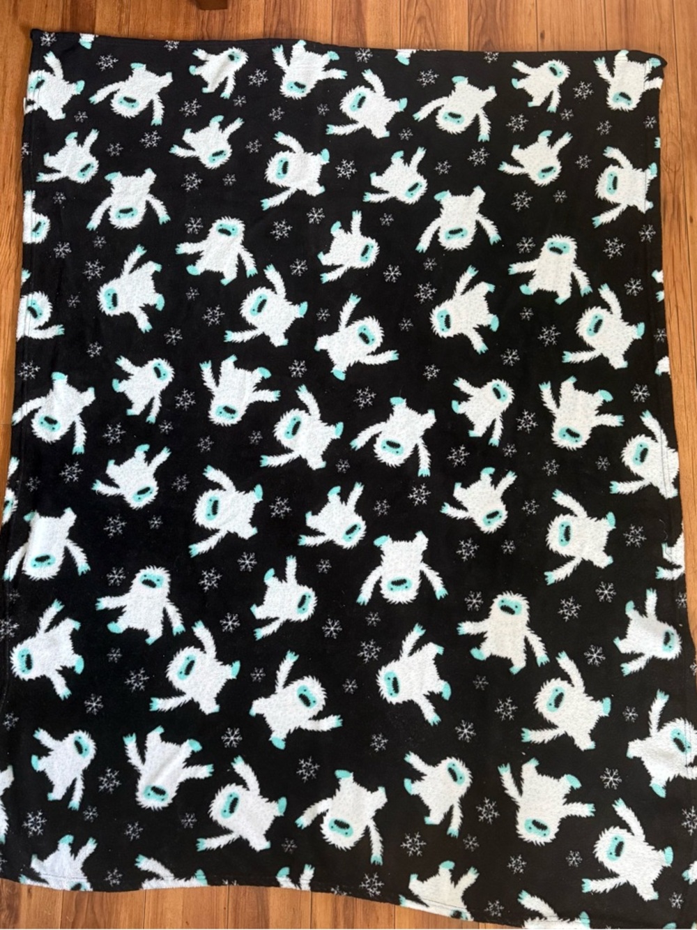 Cozy Yeti Print Plush Throw Blanket - Black & White with Teal Accents
